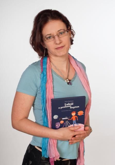 Petra Štarková se svou knížkou
