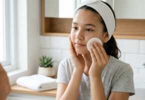 dívka při skincare